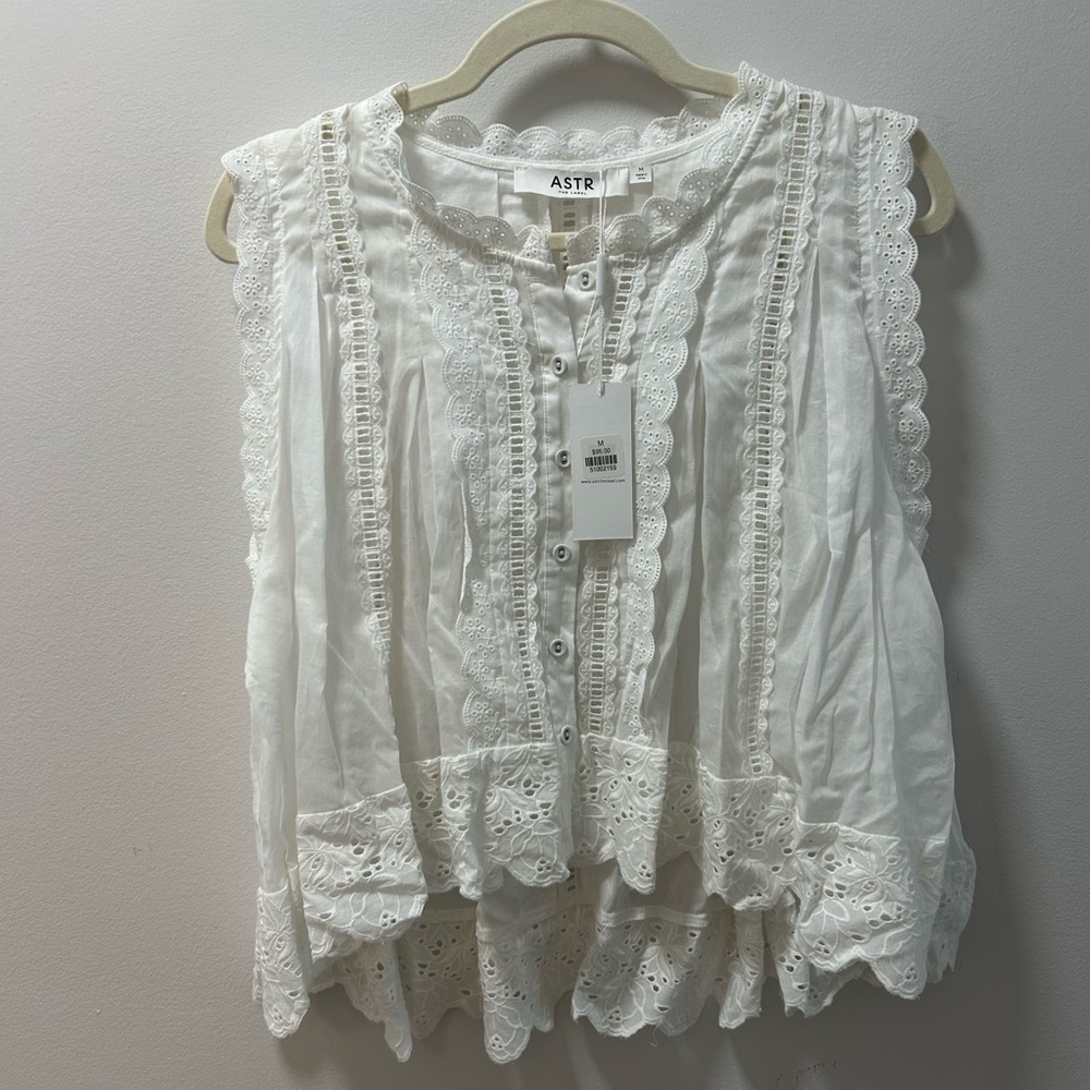 ASTR The Label white eyelet sleeveless blouse - Picture 3 of 5
